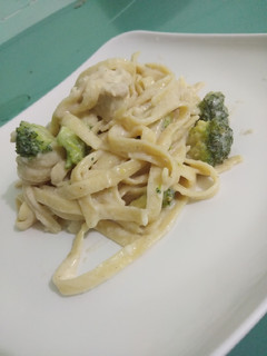 A picture of Fettuccini alfredo with chicken.