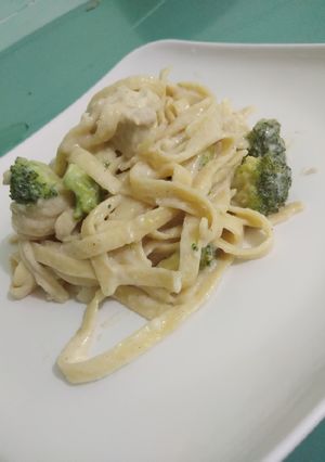 A picture of Fettuccini alfredo with chicken.