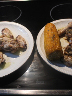 Una foto de Maíz con alitas de pollo al horno