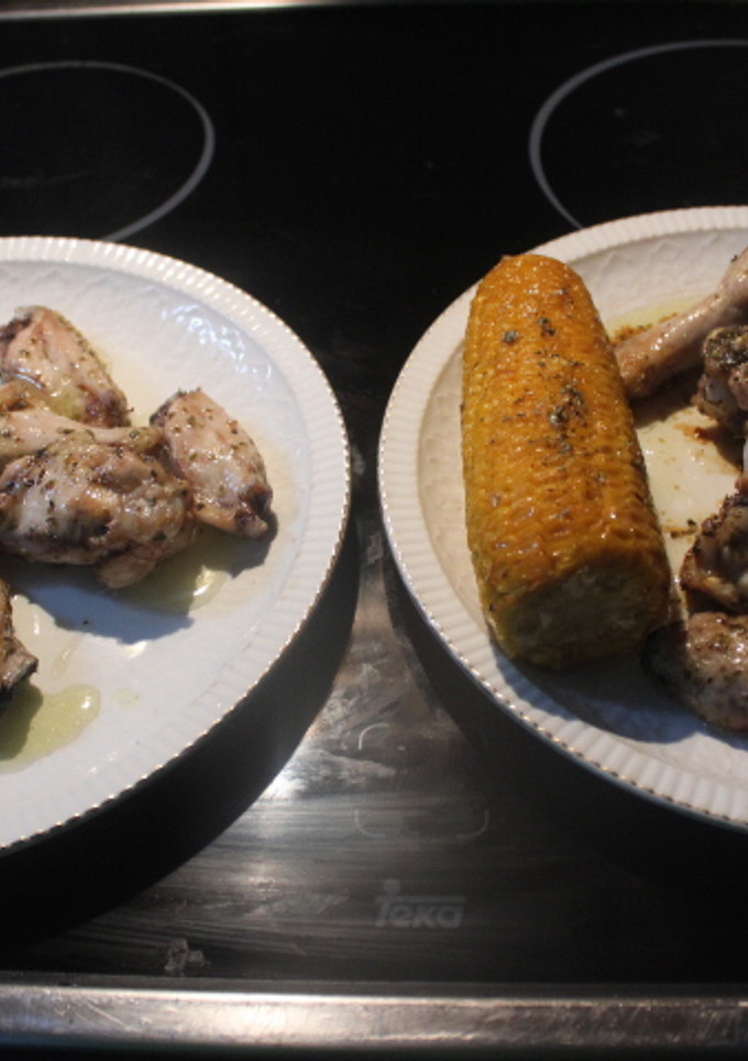 Una foto de Maíz con alitas de pollo al horno