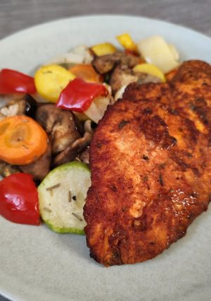 Fokhagymás-joghurtos csirkemell sült zöldségekkel recept fotója