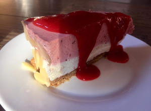 Fehércsokis-epres mousse torta recept fotója