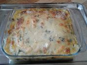 Una foto de espinaca con salsa blanca gratinada