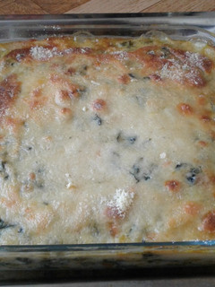 Una foto de Gratín de espinaca, mix de verduras y pollo con salsa bechamel