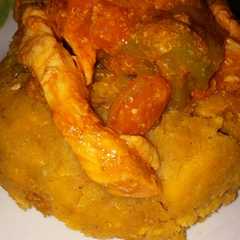 Una foto de Mofongo con pechuga con vegetales