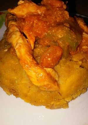Una foto de Mofongo con pechuga con vegetales