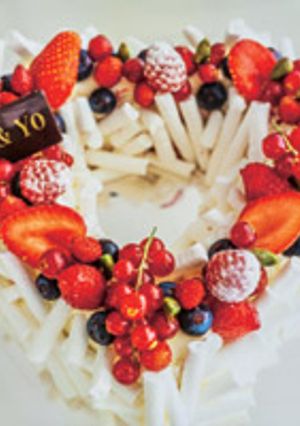 Una foto de Corazón blanco de frutas rojas