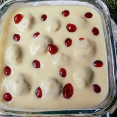 A picture of Fruit bhare balls in custard.