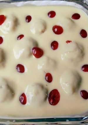 A picture of Fruit bhare balls in custard.