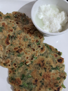 પાલક પરાઠા (Palak Paratha Recipe In Gujarati) રેસીપી મુખ્ય ફોટો