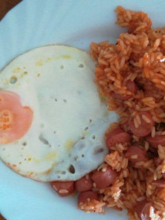 Una foto de Arroz a la cubana con salchichas