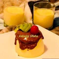 A picture of Italian Panna Cotta with Lindt dark chocolate.