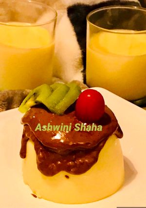 A picture of Italian Panna Cotta with Lindt dark chocolate.