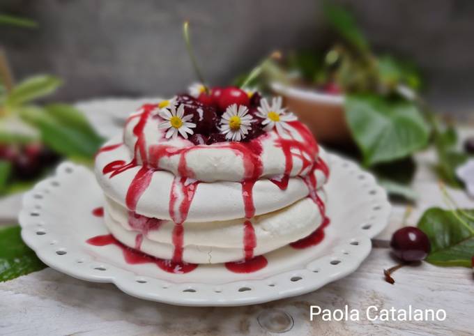 Pavlova panna e ciliegie