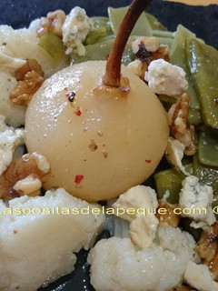 Una foto de Ensalada con verduras al vapor y pera escalfada con balsámico