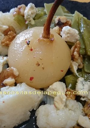 Una foto de Ensalada con verduras al vapor y pera escalfada con balsámico 