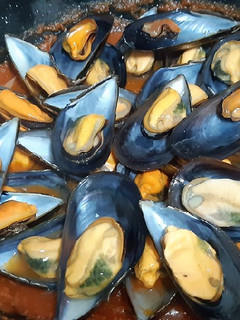 Una foto de Mejillones con tomate