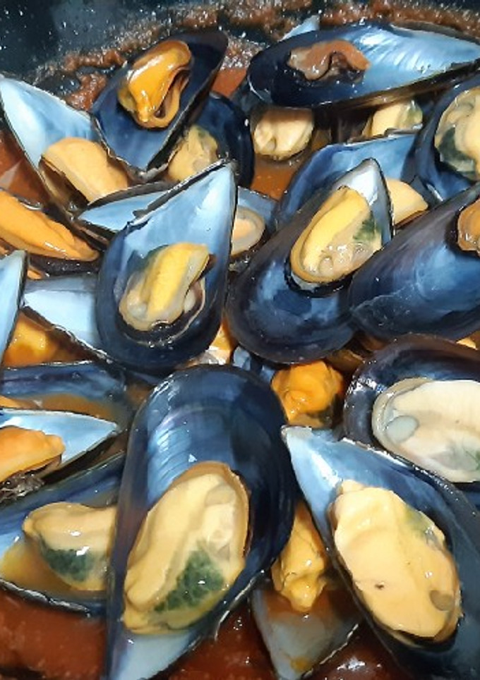 Una foto de Mejillones con tomate