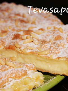 Una foto de Coca de Llavaneras (hojaldre con crema)