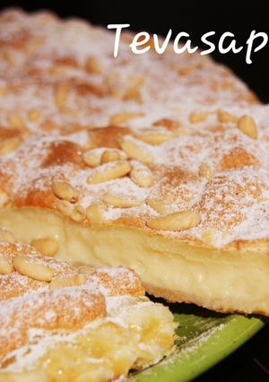 Una foto de Coca de Llavaneras (hojaldre con crema)