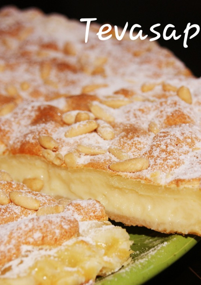 Una foto de Coca de Llavaneras (hojaldre con crema)