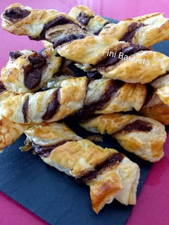 Una foto de Hojaldre sacristanes con Nutella