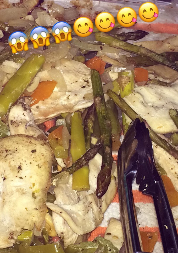Una foto de Pollo con verduras al horno