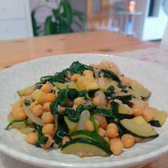 Una foto de Salteado de garbanzos con espinacas y calabacín