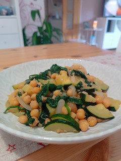 Una foto de Salteado de garbanzos con espinacas y calabacín