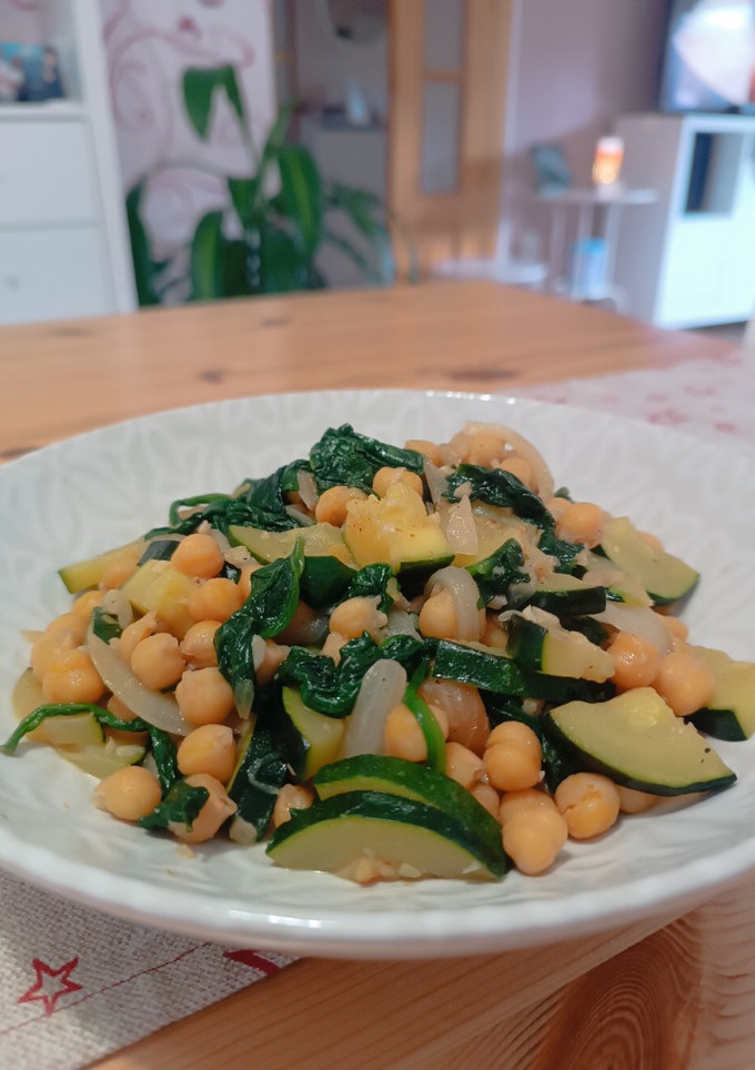Una foto de Salteado de garbanzos con espinacas y calabacín