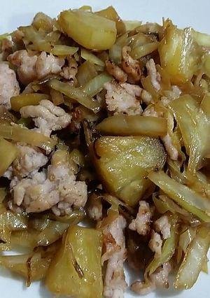 Una foto de Salteado de repollo con carne de pollo
