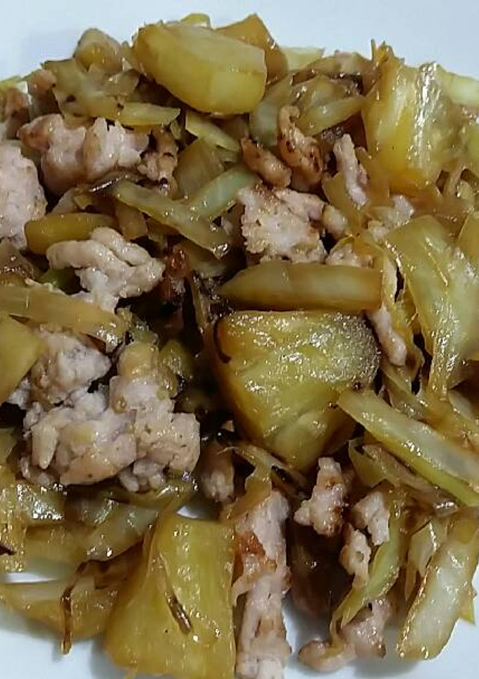 Una foto de Salteado de repollo con carne de pollo