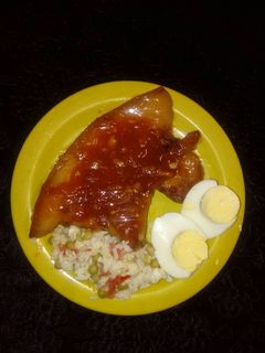 Una foto de Cerdo en salsa agridulce y ensalada mixta de arroz. SIN TACC