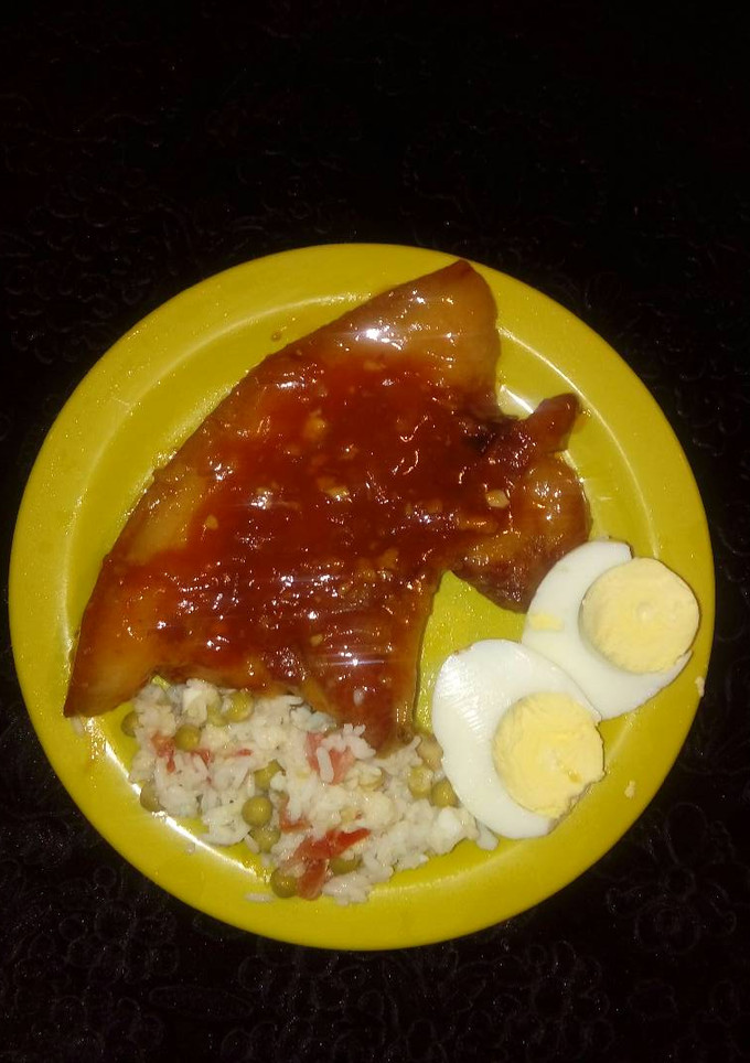 Una foto de Cerdo en salsa agridulce y ensalada mixta de arroz. SIN TACC