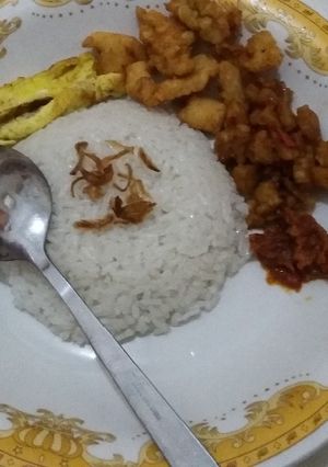 Foto resep Nasi uduk Magic com dan lauknya