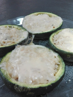 Una foto de Zapallitos rellenos de arroz integral