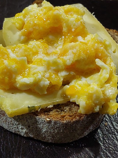 Una foto de Pan tostado con huevo y queso 🧀 desayuno ☀️