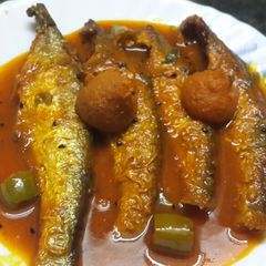 A picture of Bacha maacher tel bori jhol...(Bacha fish cooked with vadi).