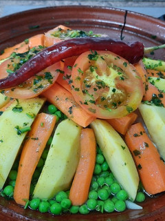 Una foto de Tajín saludable y delicioso de pollo y verduras