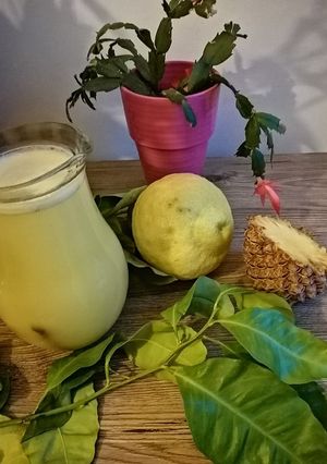 Une photo de Jus cédrat 🍈ananas🥭🍋 miel cannelle 🍯