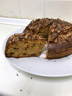 Una foto de Bizcocho con frutos rojos, chocolate y frutos secos