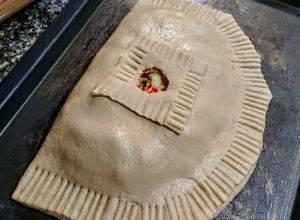 Una foto de CALZONE🥟De Atún, Surimi y Salsa Napolitana🍅