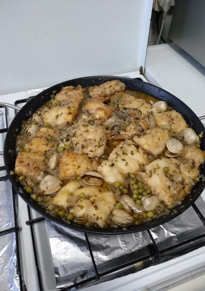 Una foto de Merluza en salsa con almejas