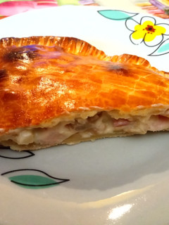 Una foto de Empanada carbonara