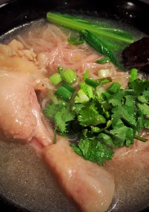 รูปของ มาม่าเส้นหมี่ไก่ตุ๋นเห็ดหอม :)