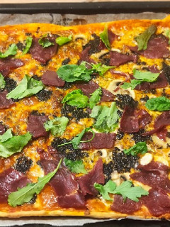 Una foto de Pizza de cecina de León a la trufa