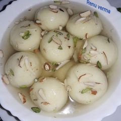 A picture of Sooji ke rasgulle.