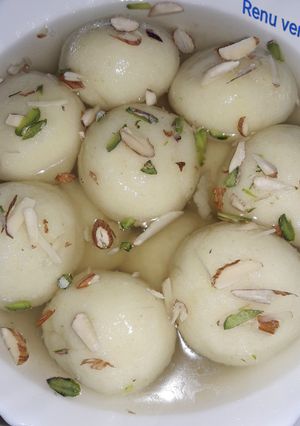 A picture of Sooji ke rasgulle.