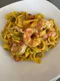 Fettuccine al pesto di zucchine e gamberoni