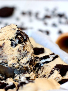 Una foto de Helado de café y galletas Oreo